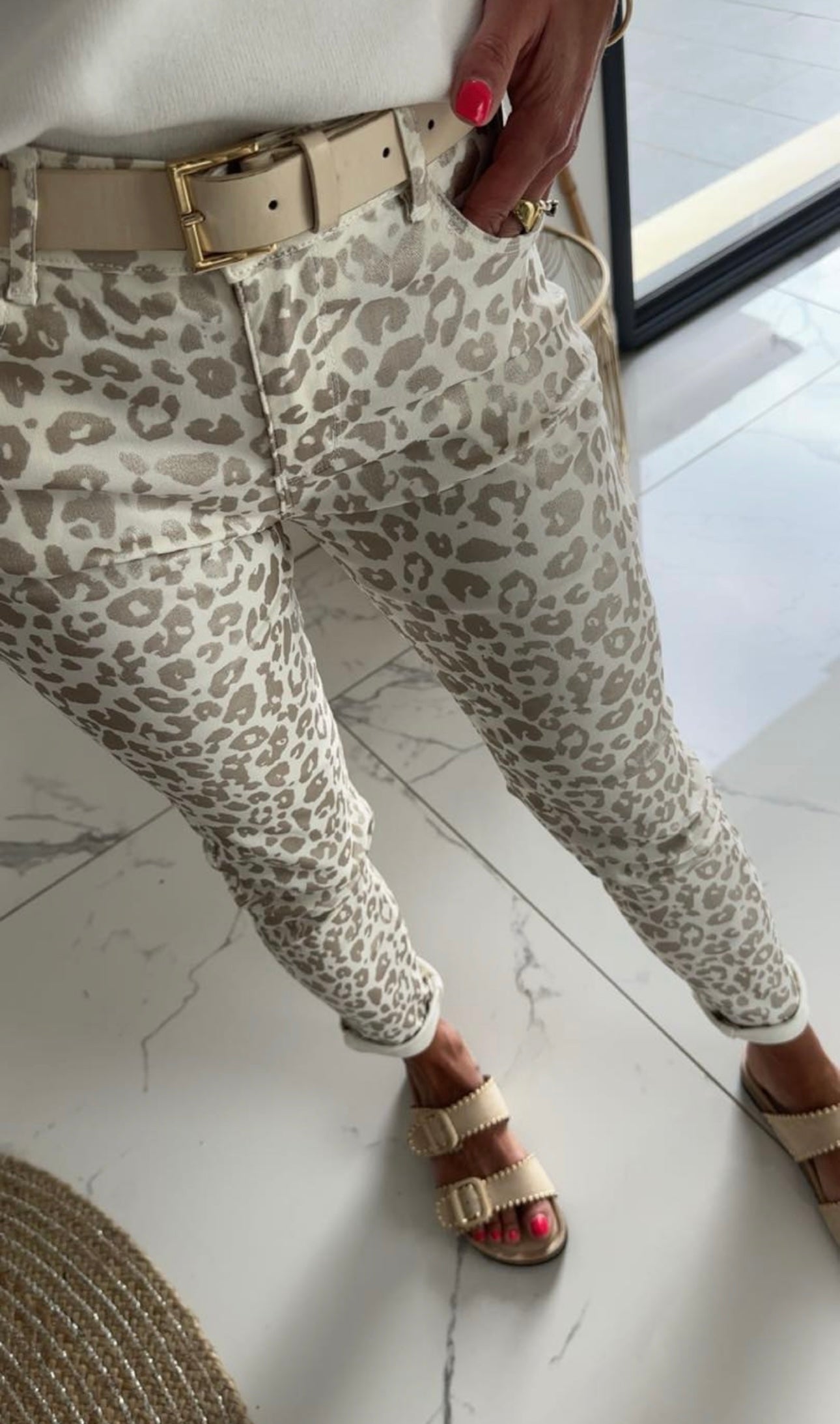 Pantalon beige et blanc irisé